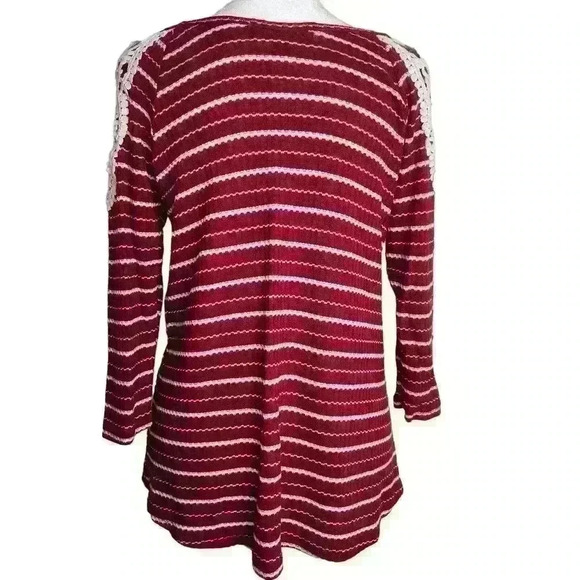 Almost Famous women's cold shoulder 3/4 sleeve red and white knit top medium - Picture 2 of 7